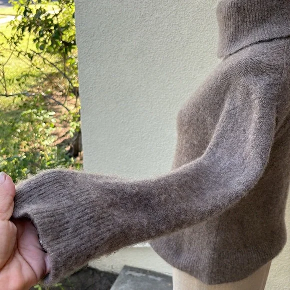 Rails Cashmere & silk blend beautiful sweater from Bloomingdale’s - Picture 5 of 11